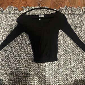 H&M long sleeve black top with v neck detail